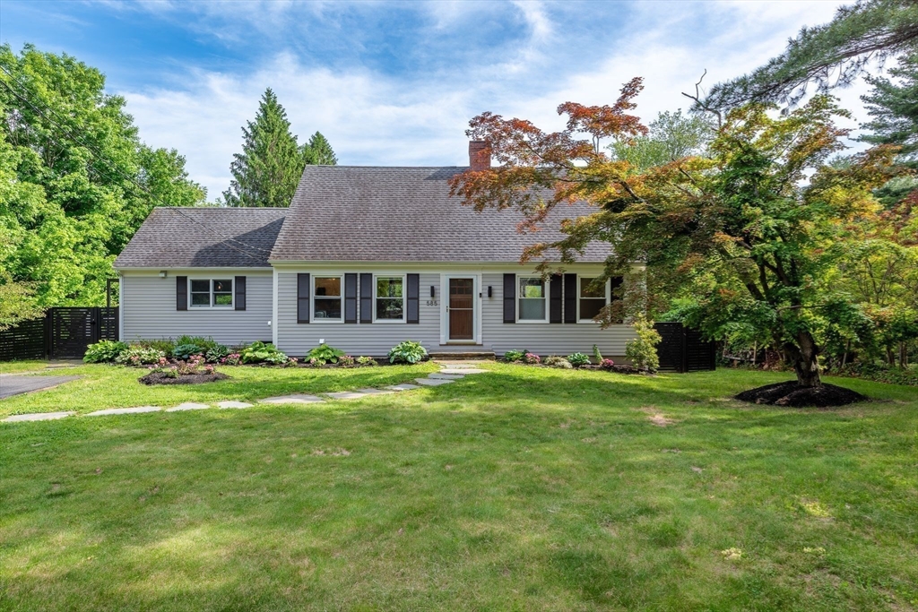 585 Station Road Amherst, MA 01002 - Photo 4 of 42 a front view of a house with a garden