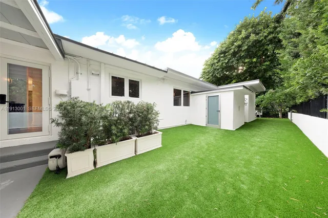 a view of a house with backyard