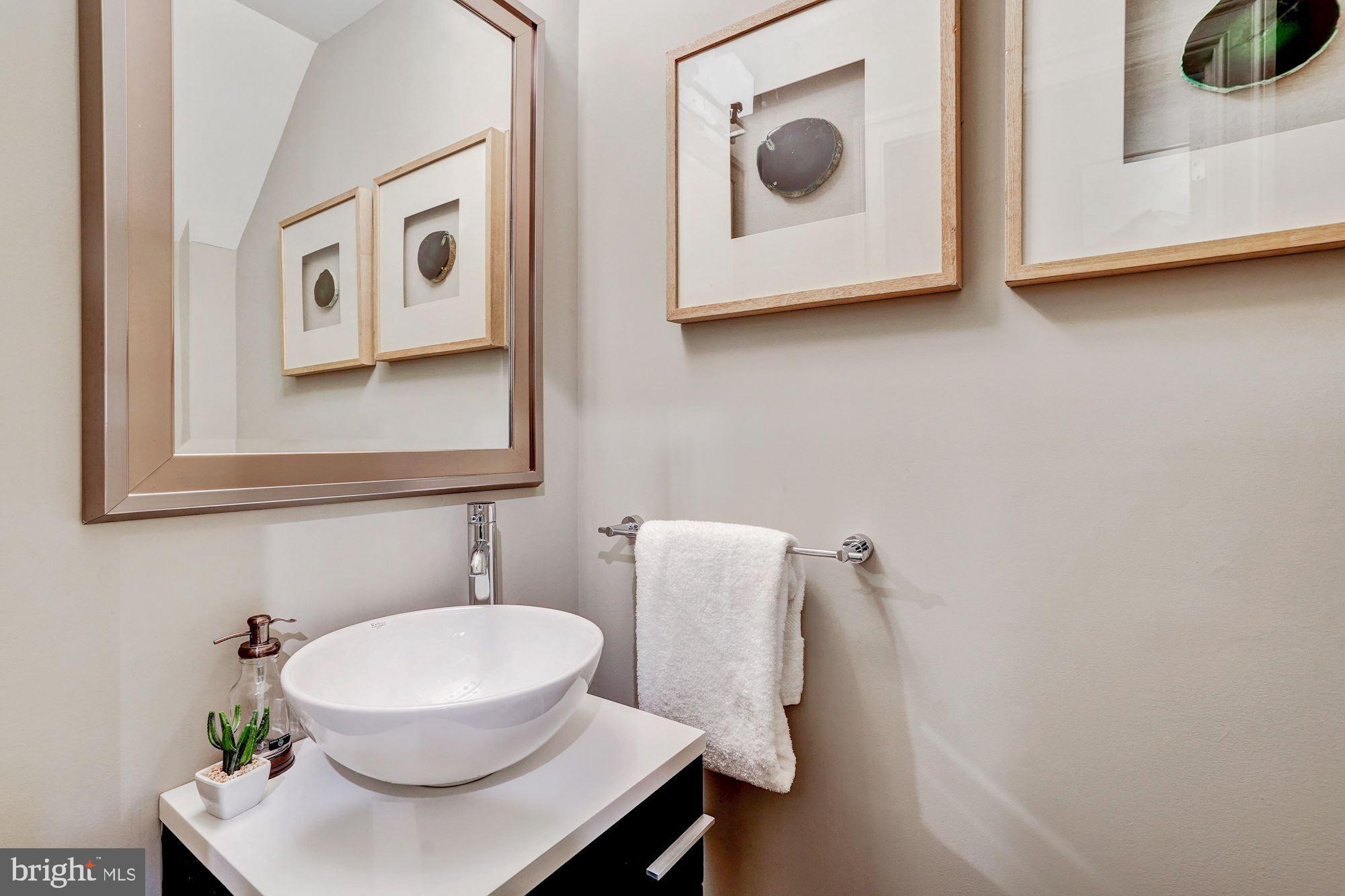 1333 East Capitol Street Southeast Washington, DC 20003 - Photo 9 of 43 Powder room