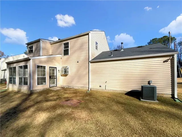 a view of a house with backyard
