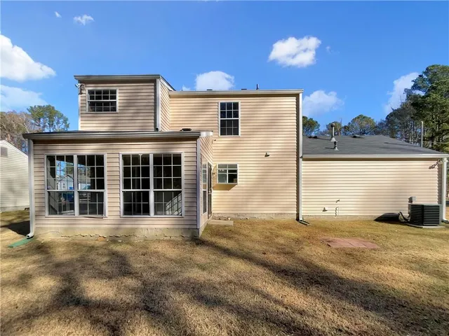 a view of a house with a backyard