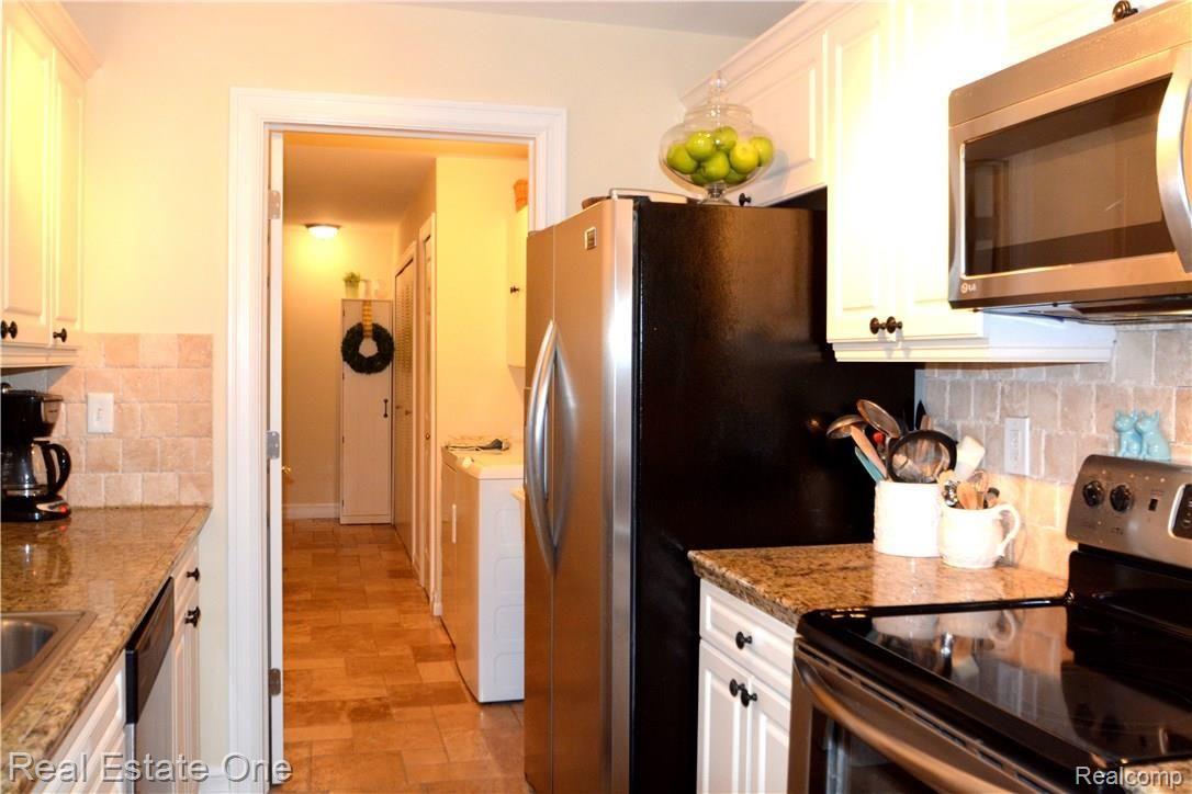 3496 Oakmonte Boulevard Rochester, MI 48306 - Photo 10 of 19 OAKMONTE KITCHEN AND BACK HALLWAY.jpg