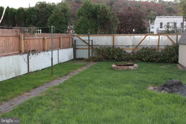 a view of a backyard