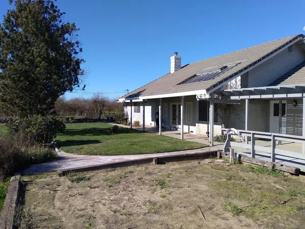 a view of a house with backyard and porch
