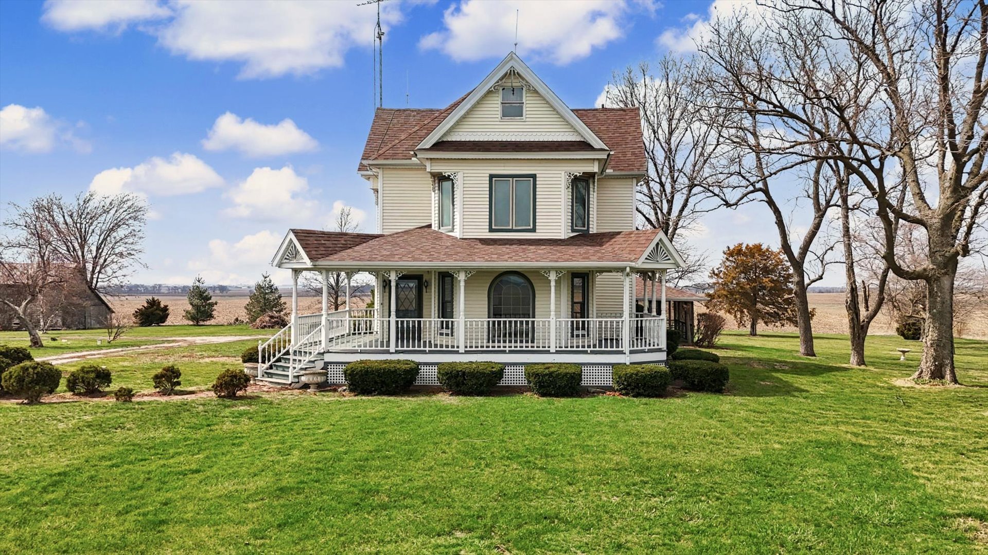 7961 North 3000 E Road Forrest, IL 61741 - Photo 6 of 66 a front view of a house with a yard