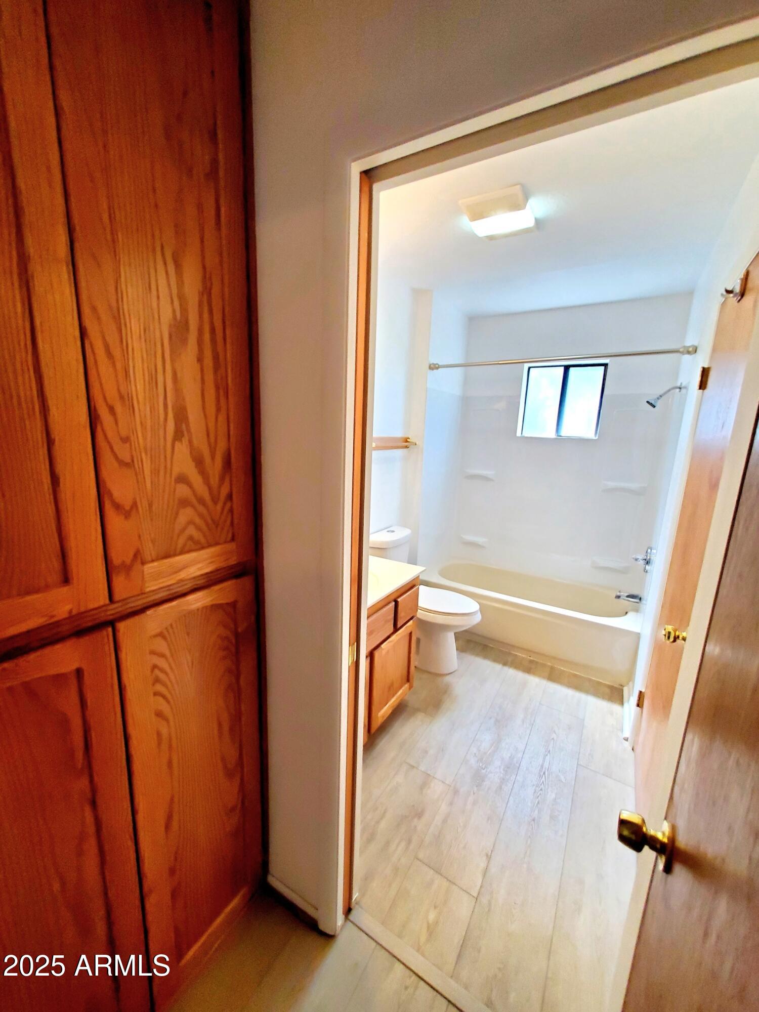 8449 Elk Road Pine, AZ 85544 - Photo 18 of 24 a bathroom with a bathtub and a toilet