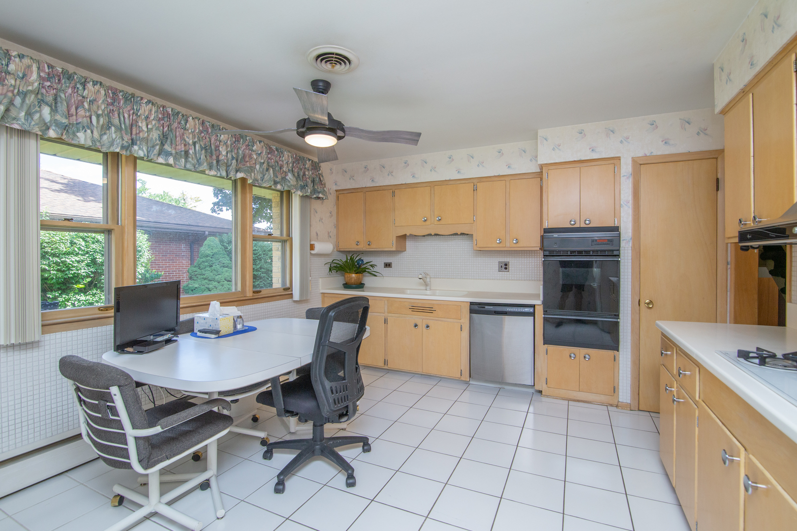 16 South Mt Prospect Road Mount Prospect, IL 60056 - Photo 8 of 35