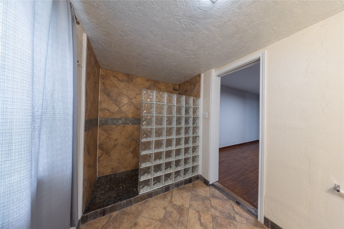 1229 West 21st Street Houston, TX 77008 - Photo 13 of 25 an empty room with windows