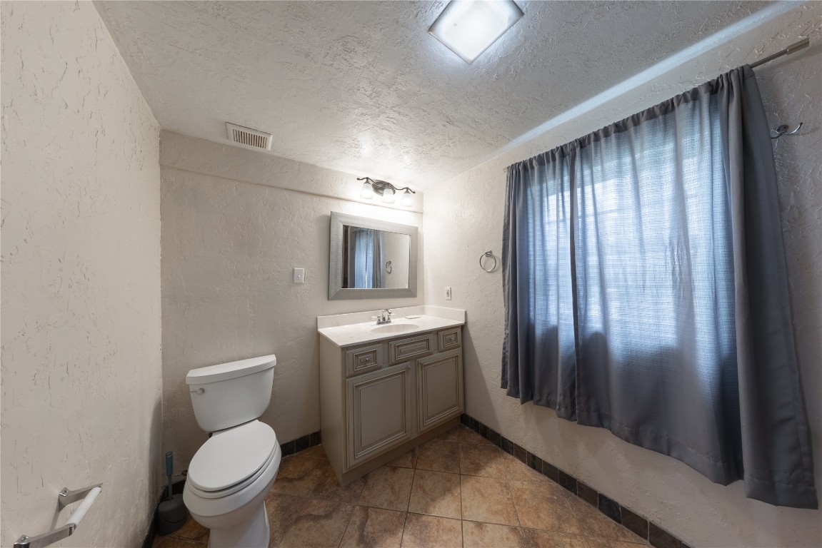 1229 West 21st Street Houston, TX 77008 - Photo 14 of 25 a spacious bathroom with a toilet sink and mirror