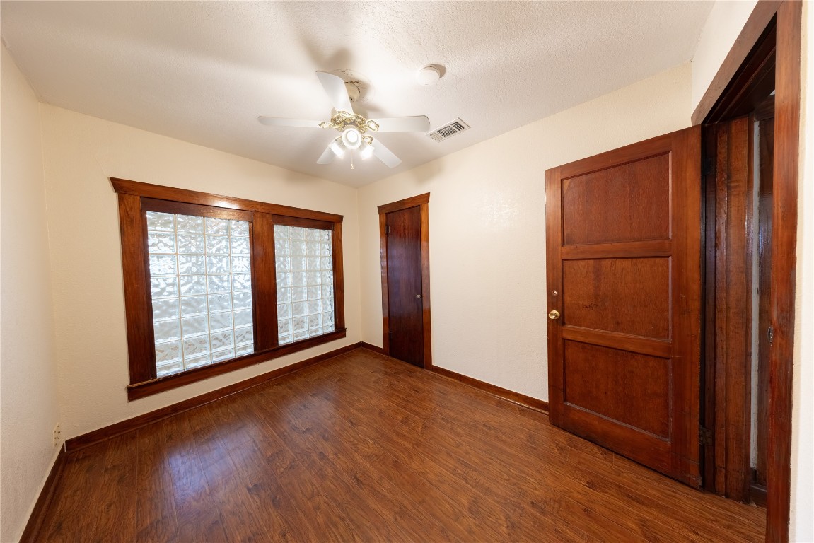 1229 West 21st Street Houston, TX 77008 - Photo 17 of 25 an empty room with wooden floor closet and windows