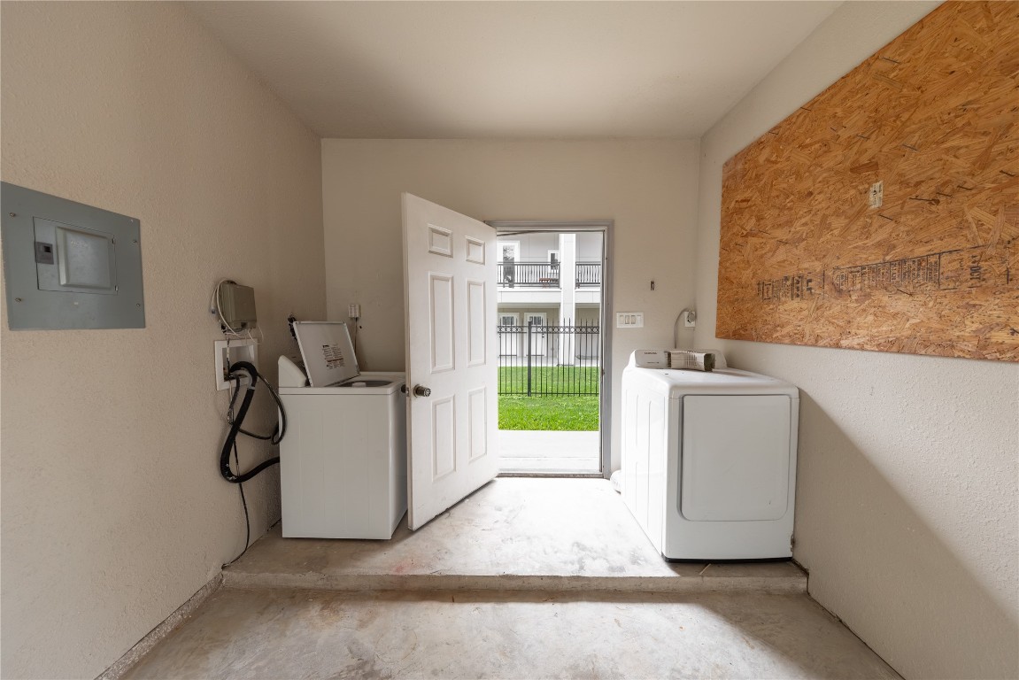1229 West 21st Street Houston, TX 77008 - Photo 20 of 25 a view of utility room with washer and dryer