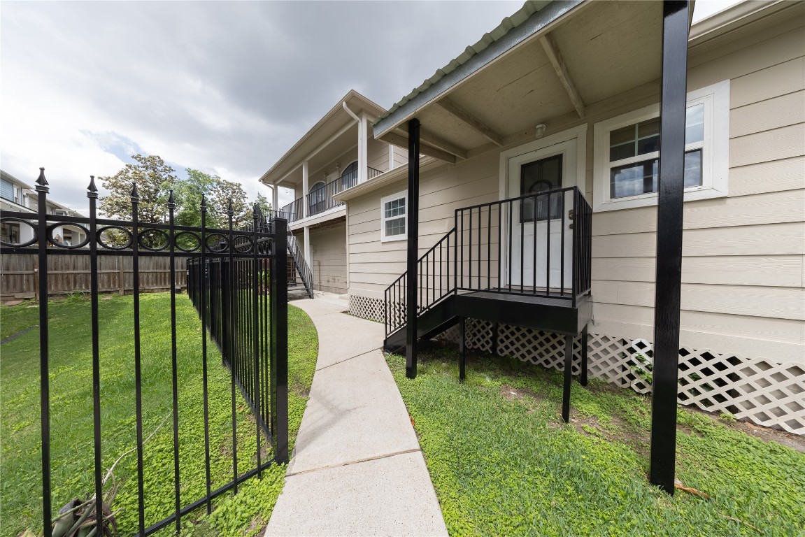 1229 West 21st Street Houston, TX 77008 - Photo 23 of 25 a house view with a garden space