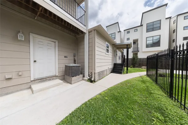 $2,100 | 1229 West 21st Street, Houston, TX 77008