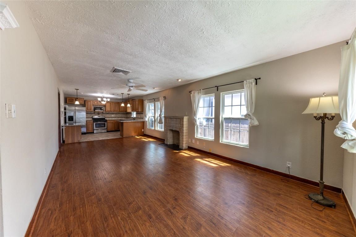 1229 West 21st Street Houston, TX 77008 - Photo 6 of 25 a view of a livingroom with furniture wooden floor and a window