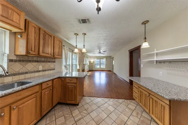 $2,100 | 1229 West 21st Street, Houston, TX 77008
