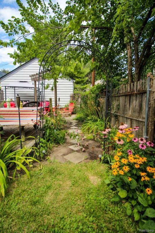 866 Cadieux Road Grosse Pointe, MI 48230 - Photo 23 of 25 23_3SH6BA_still_bkyd2.jpg