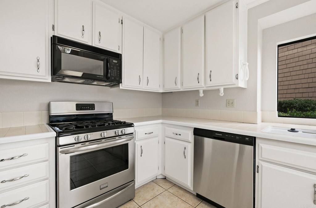 6989 Carnation Drive Carlsbad, CA 92011 - Photo 12 of 37