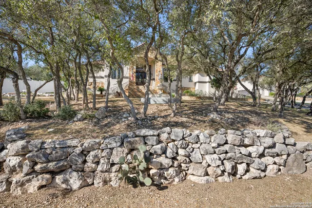 a view of a yard with lots of green space