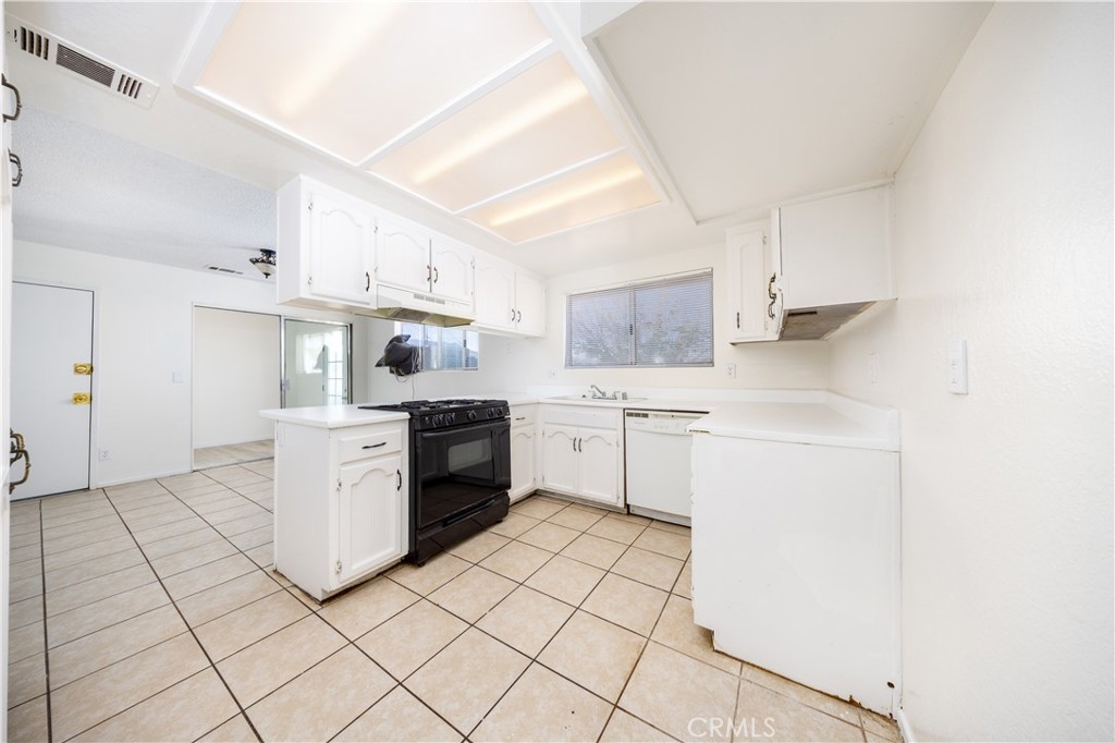 10686 Jamul Road Apple Valley, CA 92308 - Photo 10 of 23 Kitchen