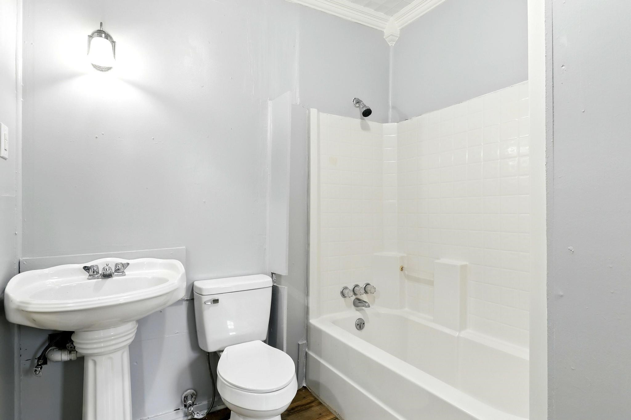 307 Shepard Lane Brenham, TX 77833 - Photo 14 of 47 a bathroom with a sink toilet and bathtub