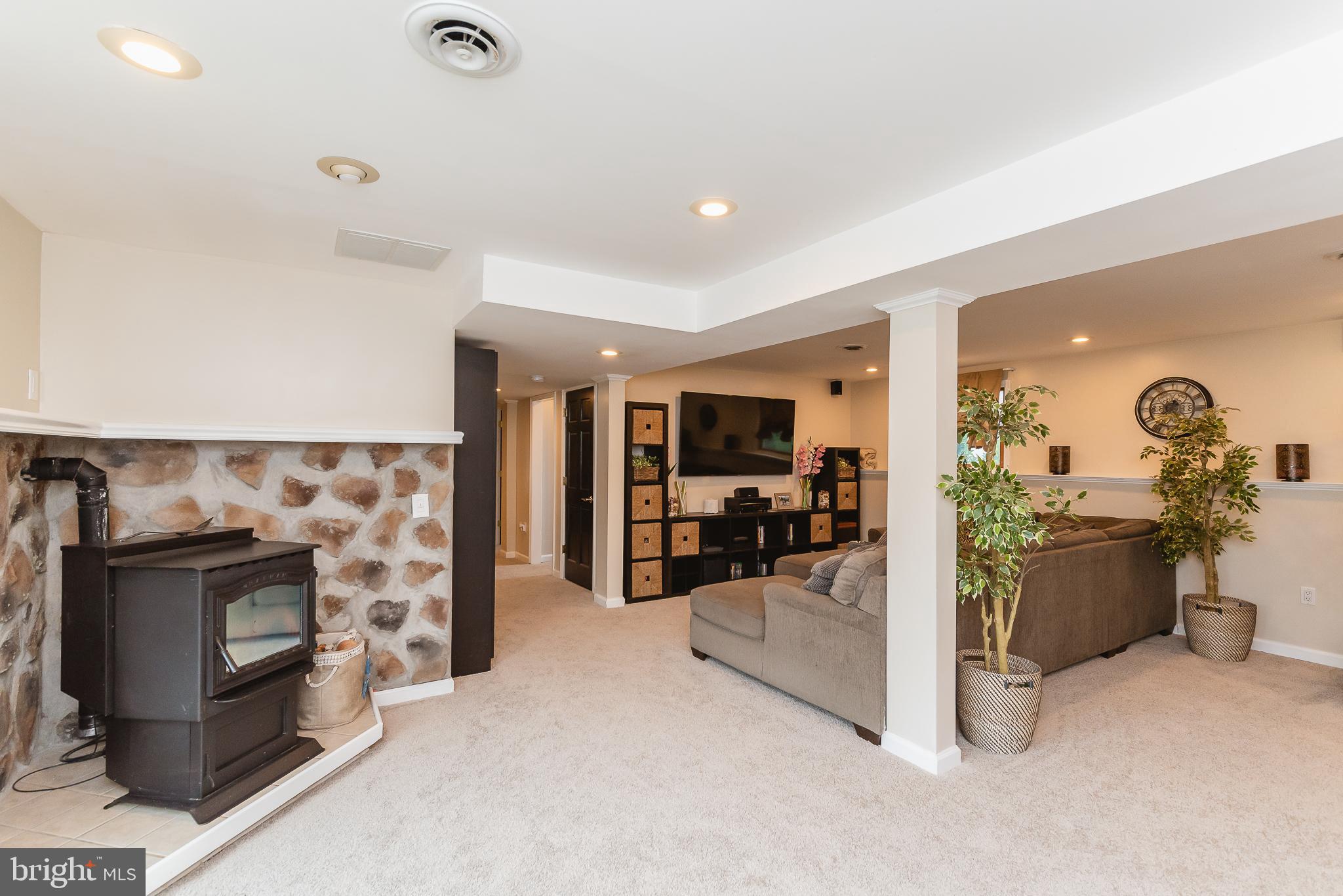 302 Liberty Road Baltimore, MD 21221 - Photo 35 of 51 Family Room
