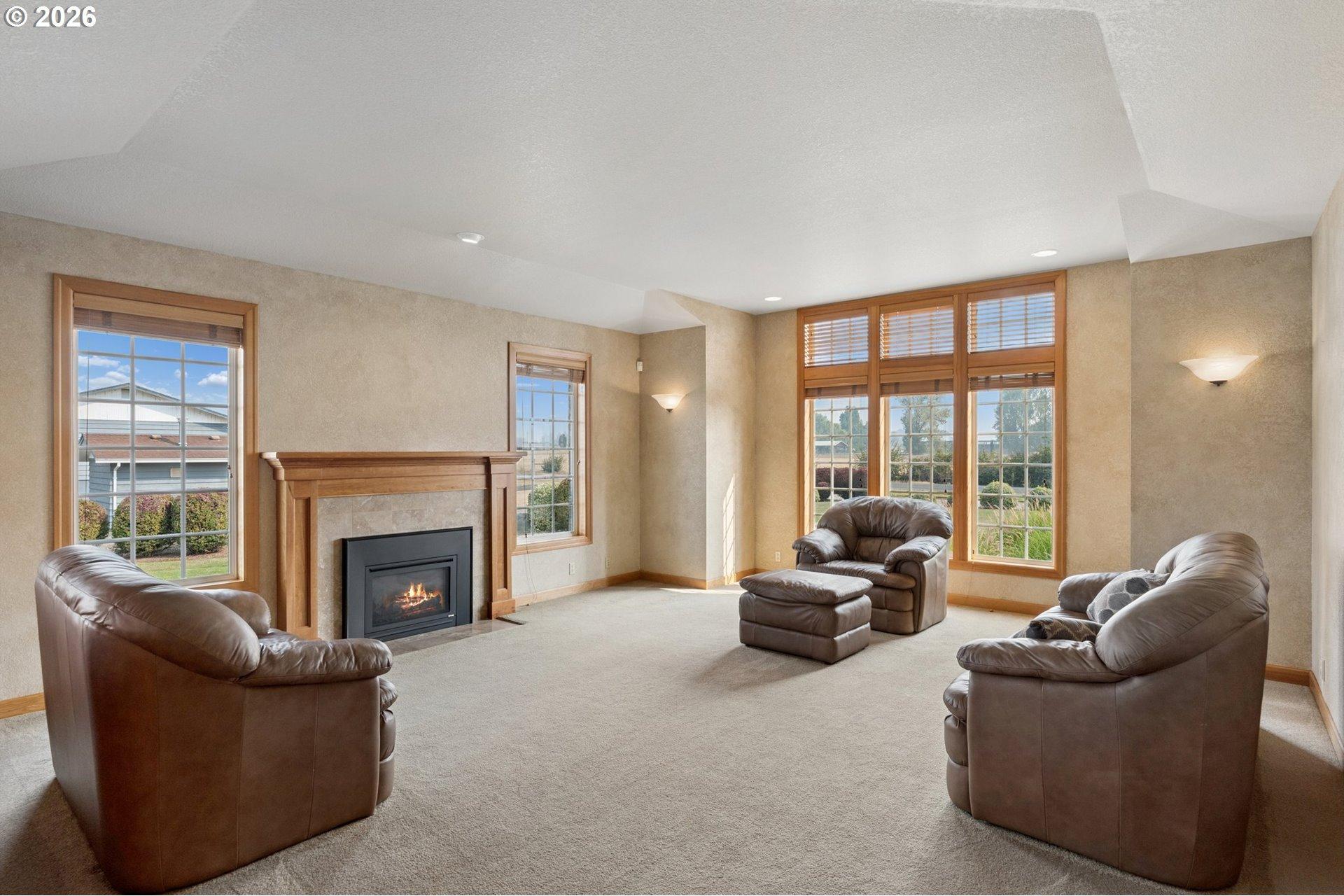 9903 South Kraxberger Road Canby, OR 97013 - Photo 6 of 46 Living Room