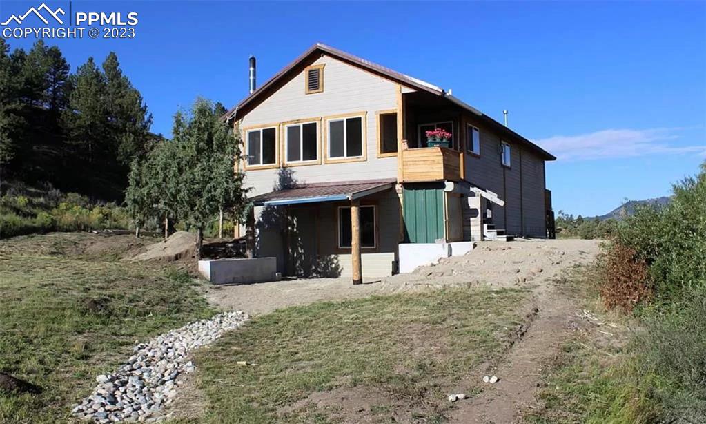 a view of a house with a yard