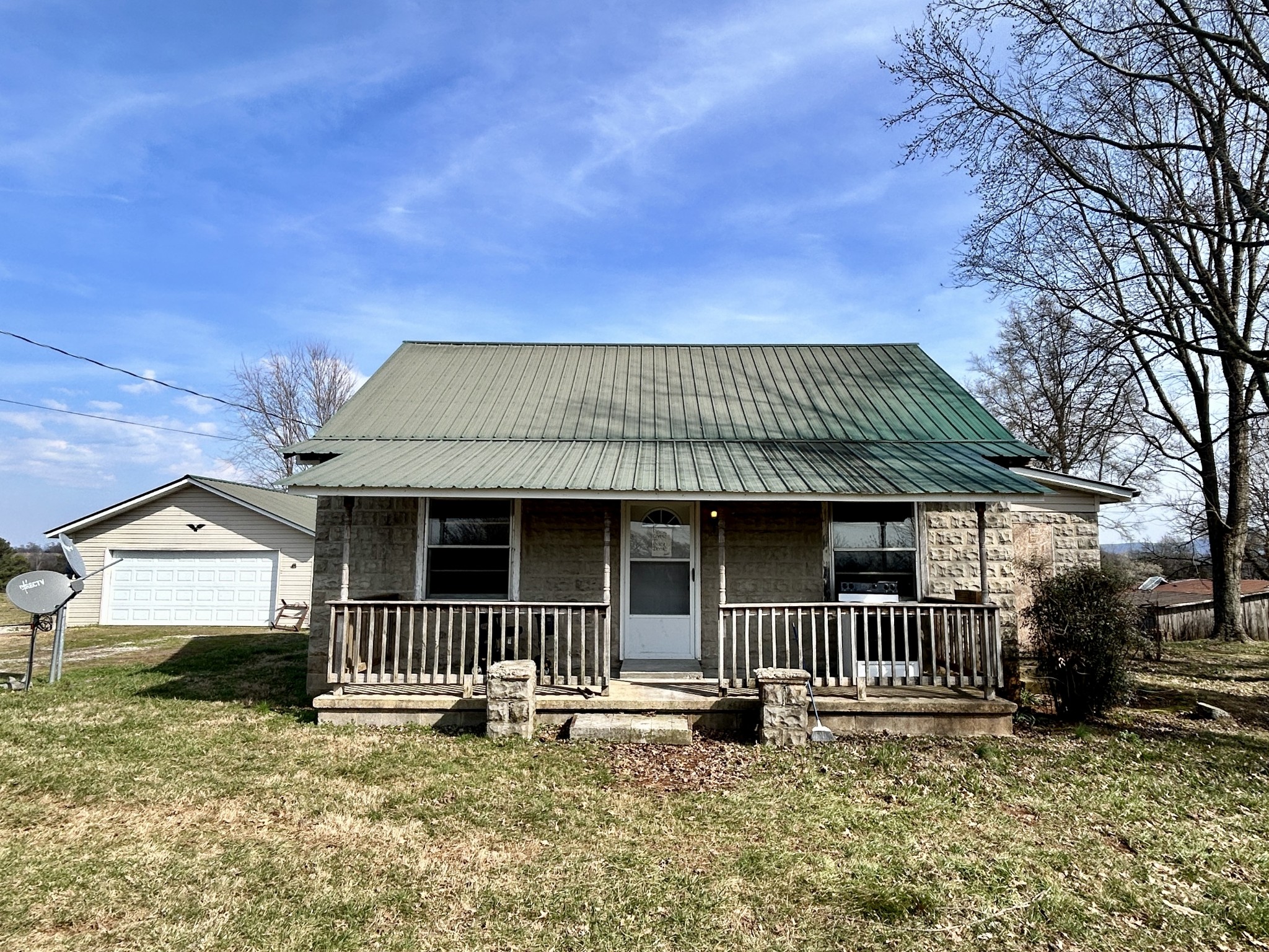 3754 Aedc Road Winchester, TN 37398 - Photo 2 of 16 a front view of a house with a garden