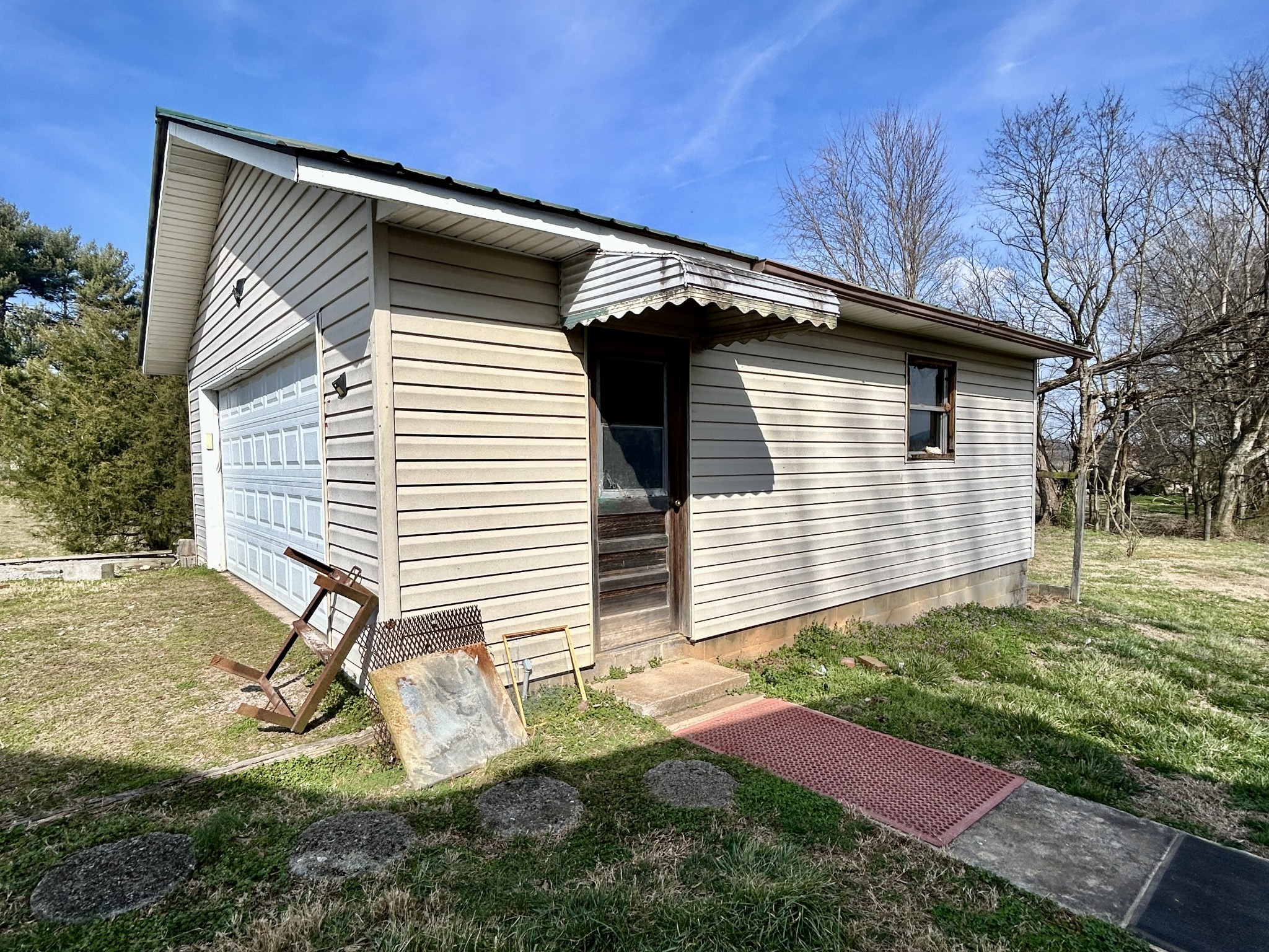 3754 Aedc Road Winchester, TN 37398 - Photo 4 of 16 a backyard of a house with yard and garage