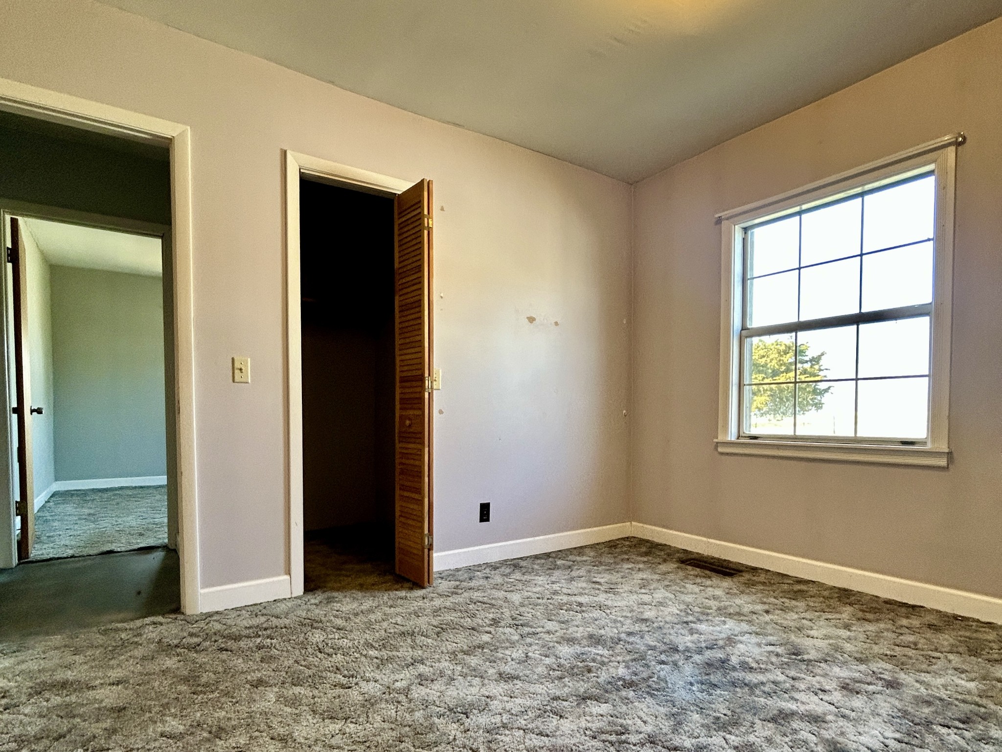 3754 Aedc Road Winchester, TN 37398 - Photo 9 of 16 an empty room with windows and closet
