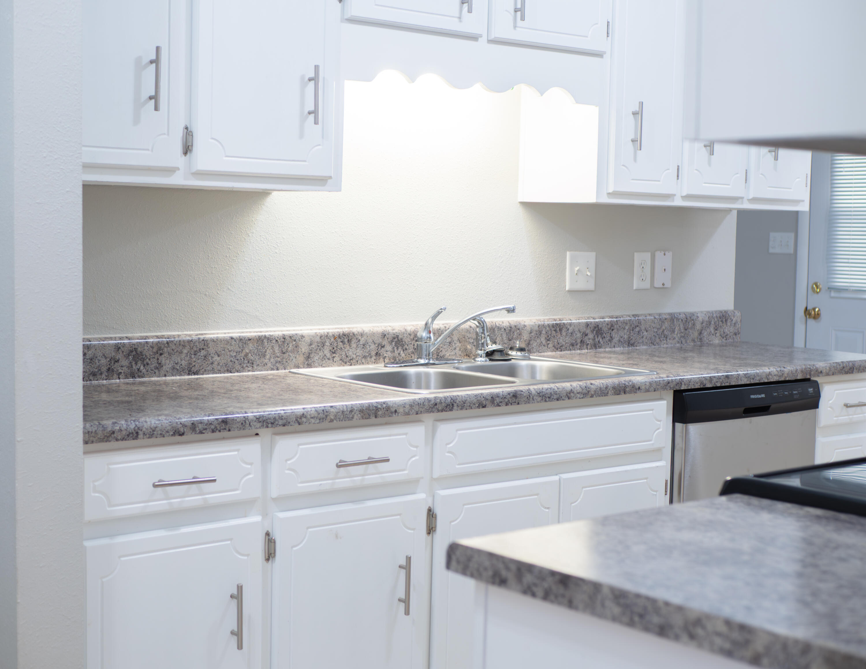 5496 Monterrey Road Crestview, FL 32539 - Photo 3 of 17 Kitchen