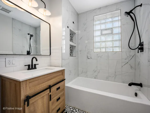 $3,000 | 2415 West Warner Avenue, Unit 1, Chicago, IL 60618