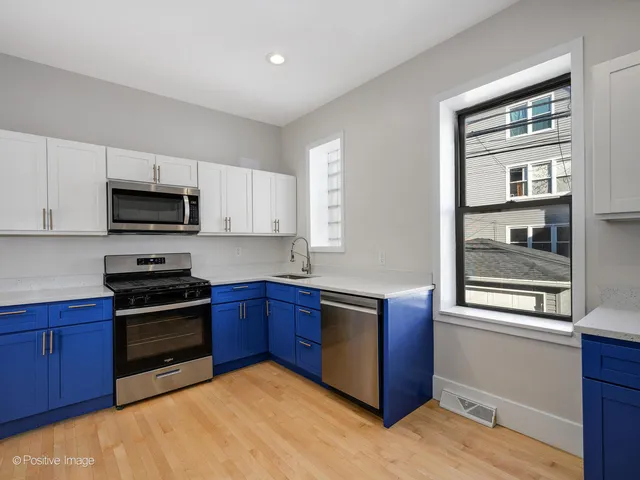 $3,000 | 2415 West Warner Avenue, Unit 1, Chicago, IL 60618