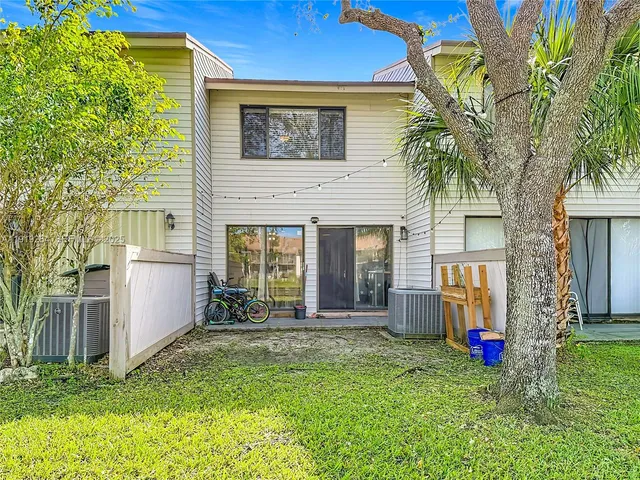 a view of a house with backyard