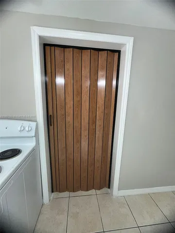 a view of a utility room with dryer and washer