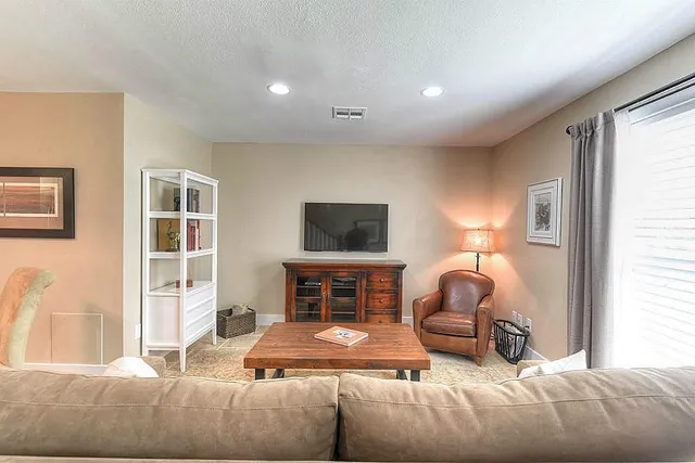 $1,950 | 8886 Kempwood Drive, Houston, TX 77080