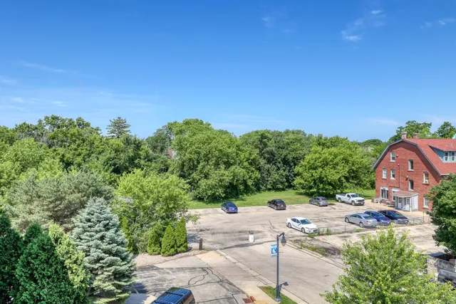 $434,900 | N51W34861 East Wisconsin Avenue, Unit 3114, Oconomowoc, WI 53069