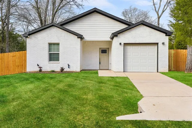 $200,000 | 102 Buffalo Springs Road, Mabank, TX 75156