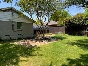 a view of back yard of the house
