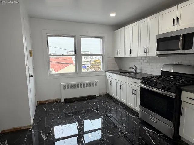$3,200 | 830 East Broadway, Unit 208, Long Beach, NY 11561