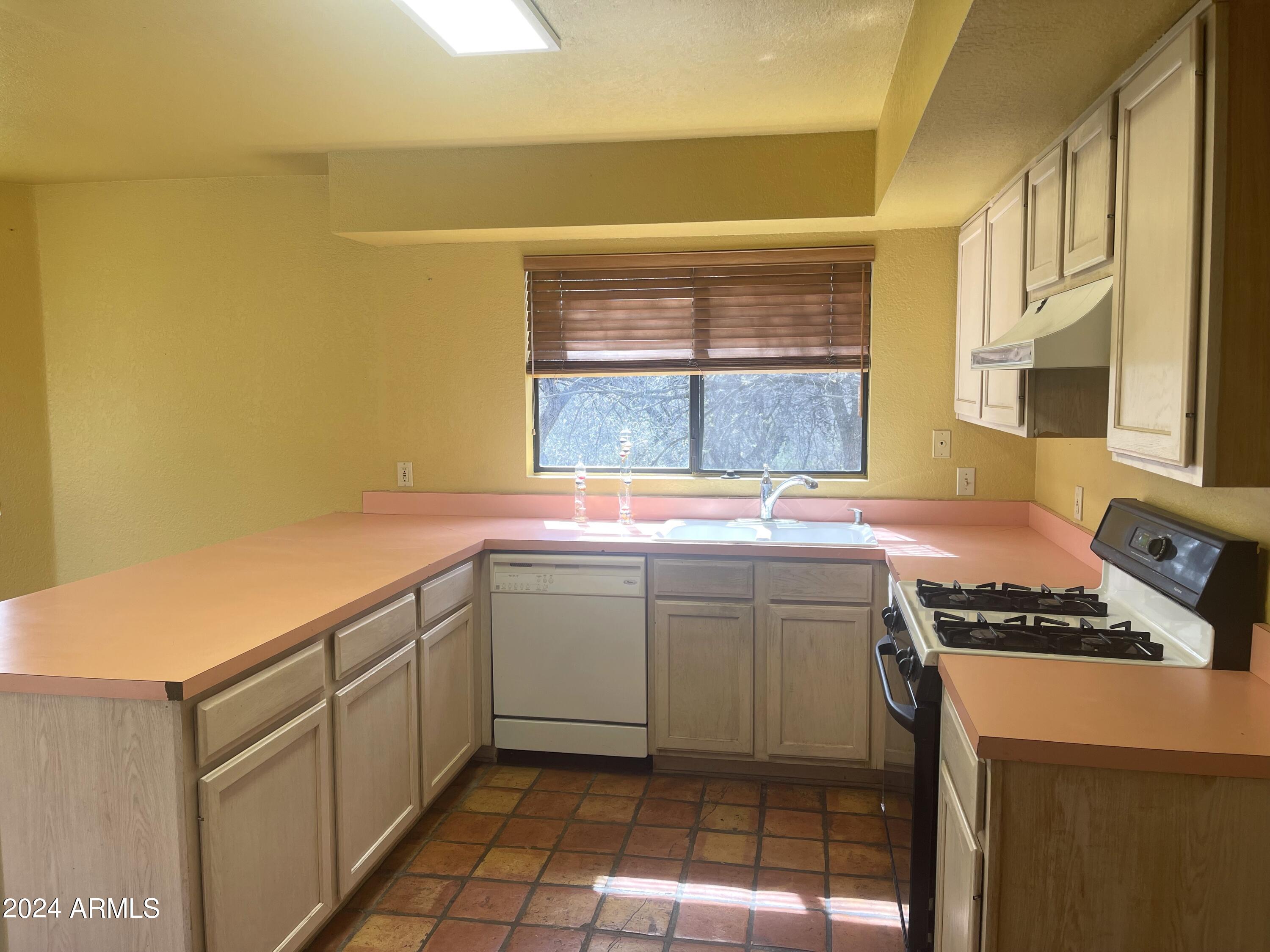 279 Calle Cappela Rio Rico, AZ 85648 - Photo 6 of 22 IMG_5333