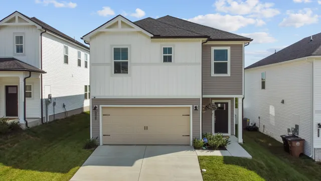 a view of backyard of the house
