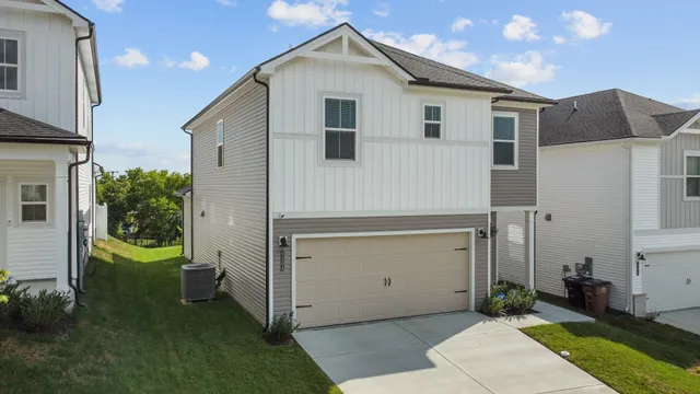 a view of a house with backyard