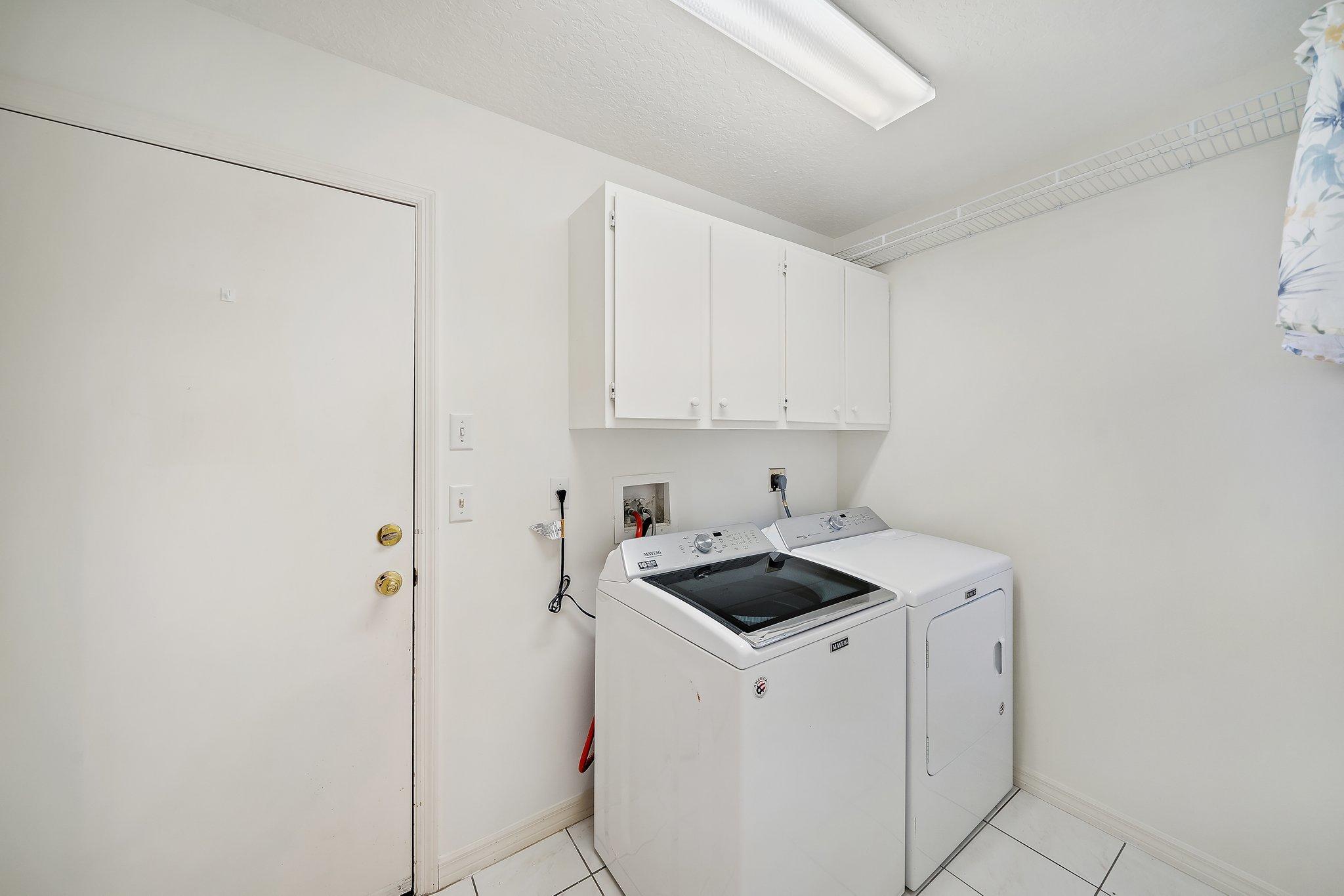 10424 Sandy Run Road Jupiter, FL 33478 - Photo 27 of 52 a view of kitchen island with cabinets