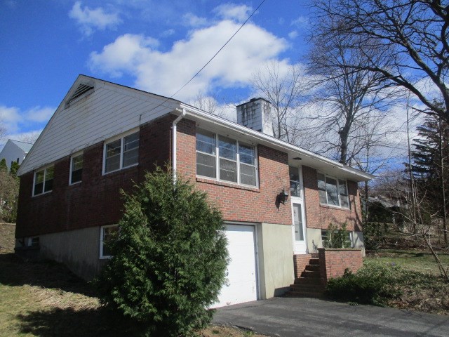 173 Birchwood Road Manchester, NH 03104 - Photo 2 of 25 Gallery Image 2