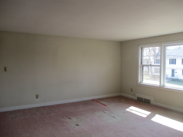 173 Birchwood Road Manchester, NH 03104 - Photo 4 of 25 Gallery Image 4