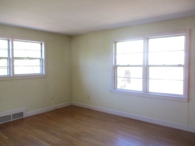 173 Birchwood Road Manchester, NH 03104 - Photo 10 of 25 Gallery Image 10