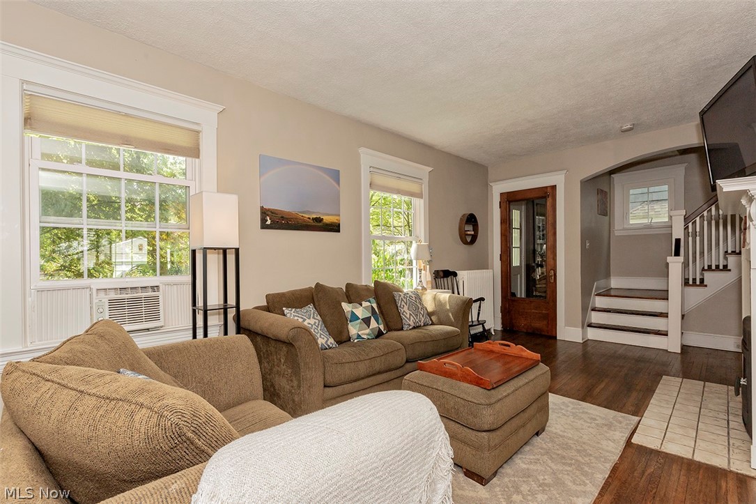2869 Coleridge Road Cleveland, OH 44118 - Photo 5 of 29