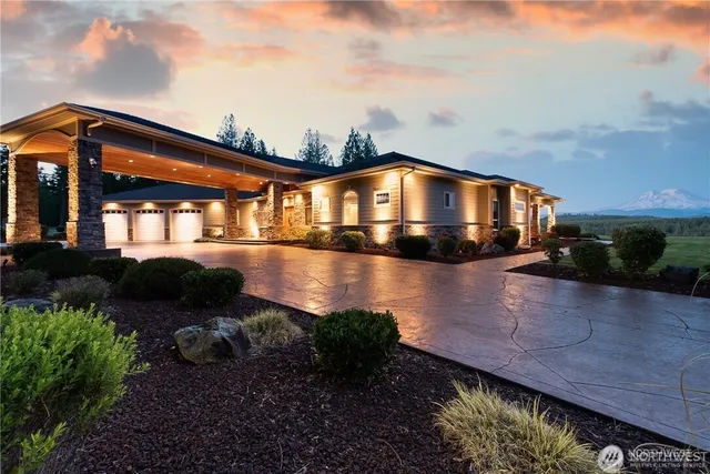 a view of a house with a yard