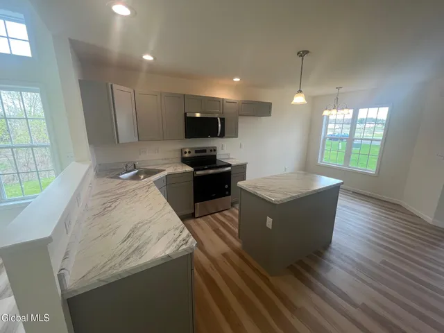 $459,900 | 29 Walke Way, Halfmoon, NY 12118